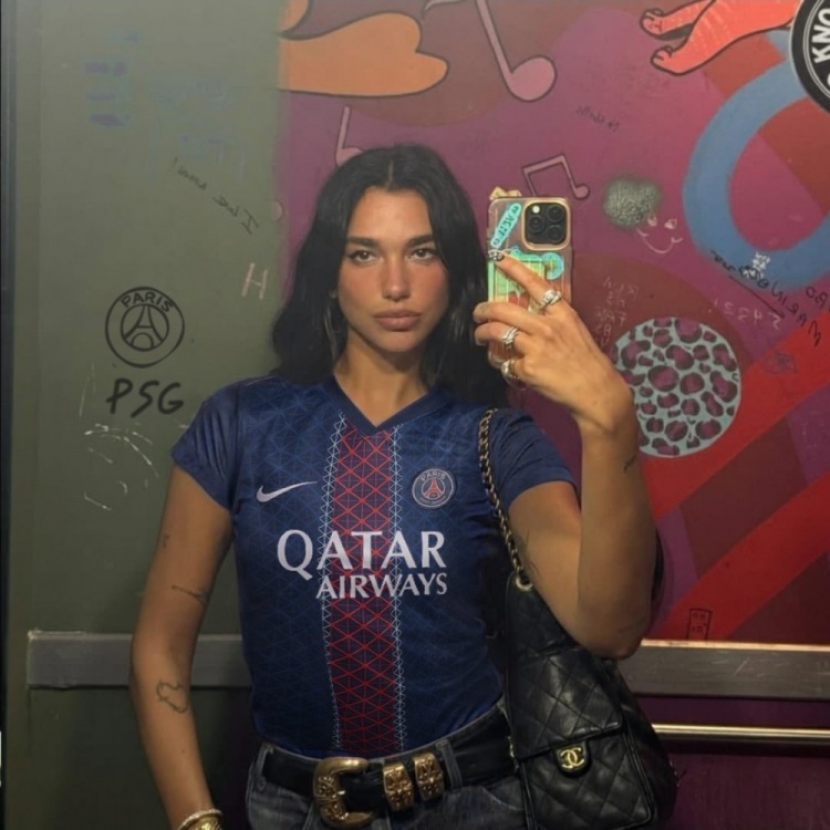 名人球迷！巴黎官方晒歌手DUA LIPA穿巴黎球衣照