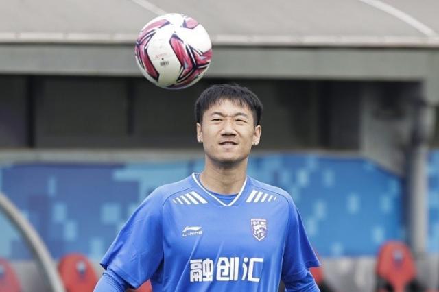 武汉三镇宣布14名球员离队：荣昊等11人合同到期